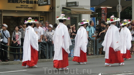 Парад цветочных зонтиков. Девушки в нарядах храмовых жриц-мико.