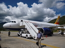 Бутан.В Бутане всего один аэропорт и он считается одним из самых сложных в мире. Всего 8 пилотов сертифицированы совершать здесь взлеты и посадки. Взлетку ...