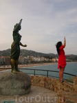 Одна из достопримечательностей Ллорет де Мара ))
Monument a la Dona Marinera (Ernest Maragall, 1966) 
Возведена в честь жён моряков.
Легенда гласит ...