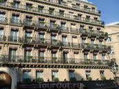 Типично парижский дом-решеточки вдоль окон,на каждом доме эти решеточки разные-узор не повторяется.