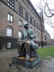 Знаменитый памятник Гансу Христиану Андерсену, установленный ещё при его жизни.