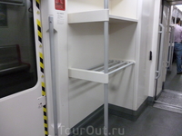 В поезде метро,который идет в аэропорт есть удобные стелажи