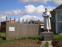 Памятник главе горных марийцев Акпарсу.Царь Иван Грозный за оказание помощи в покорении Казани наградил его стрелецким кафтаном.