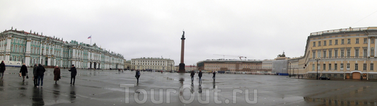 Панорама Дворцовой площади. Гениальному архитектору Росси удалось объединить в единую композицию Зимний дворец и строгое здание Главного штаба. 