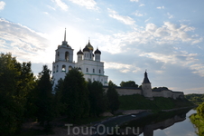 Псков, вид на Кром и Троицкий собор со стороны реки Псковы. Смеркалось...