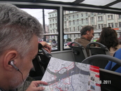 В автобусе Сити тур; изучение маршрута