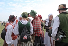 Все местные жители, и мужчины, и женщины, были одеты в традиционные наряды