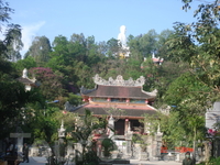 Пагода Лонг-Шон- действующая пагода, в ней проживают монахи и проходят службы Пагода Лонг-Шон- действующая пагода, в ней проживают монахи и проходят службы