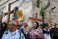 Паломники на Виа Долороза в Иерусалиме