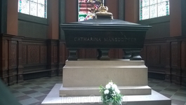 Самая знаменитая могила – саркофаг королевы Карины Монсдоттер, супруги короля Эрика IV, похороненная здесь в 1613 году. Катарина Монсдоттер, жена Эрика ...