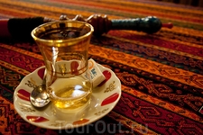 Кальян и чай в одном из чайных садов Стамбула. В подобных заведениях предлагают напитки (покушать там не получится) и кальян. Кстати, чай в основном подают ...