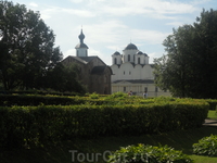 Николо-Дворищенский собор , а впереди - церковь Параскевы Пятницы