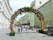 Вдоль улицы были установлены цветочные арки