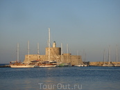 Небольшая крепость - форт св.Николая, принадлежащая ко времени правления рыцарей.