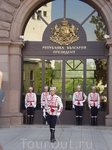 Смена почетного караула у Президентского дворца.