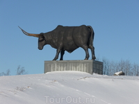 Символ города – статуя тура, под названием «Тарвас».
Статую изготовил эстонский скульптор Тауно Кангро, к 700-й годовщине города в 2002 году. Ее длина– 7 м, высота – 4, а вес около семи тонн.