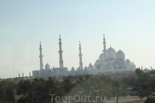 Абу-Даби. Самая новая только что открытая тамошняя мечеть. Третья по размеру в мире. 