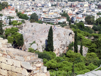 Ареопаг - невысокая голая скала прямо напротив входа на Акрополь, примечательна не столько внешностью, сколько историей.  историческое время на скале заседал ...