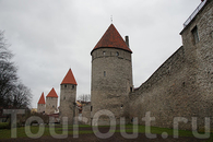 Таллинн - один из немногих городов, который сохранил свои средневековые стены с башнями