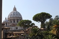Так собор Святого Петра смотрится из окна Ватиканских музеев.