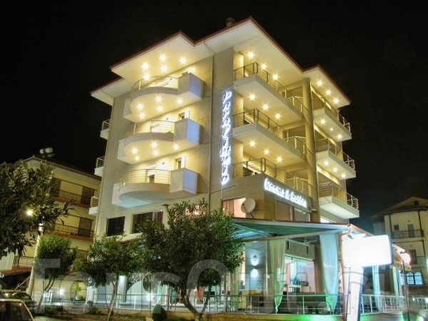 Paralimnio Suites