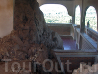 скала в храме или храм вокруг скалы