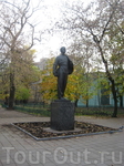 на одной из московских улочек мой взгляд привлек безымянный памятник.