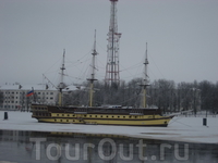 Вы думаете это парусник - памятник, ан нет, это кафе, ну или точнее ресторан. А что, вид прекрасных и находится между двух исторических достопримечательностей ... Вы думаете это парусник - памятник, ан нет, это кафе, ну или точнее ресторан. А что, вид прекрасных и находится между двух исторических достопримечательностей ...