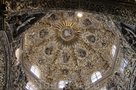 Стены и купол церкви полностью покрыты декоративными скульптурами, сусальным золотом, ангелами и херувимами.