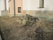 Каменные ядра у стен Софийского собора
