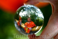 Буддийский монах в хрустальном шаре, Лаос