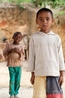 дети фотографировались за конфеты, потому что на Мадагаскаре есть поверье, что фотографируя, фотограф забирает часть души