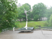 Скульптура - памятник выдающемуся танцовщику, уроженцу Риги Марису Лиепе (Рига, возле здания Национальной оперы)