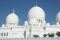 Абу-Даби. Самая новая только что открытая тамошняя мечеть. Третья по размеру в мире. 