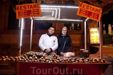 Продавец каштанов и я :)
Кстати, это самая низкая цена каштанов около нашего отеля. И всего через пару дней цены в этой лавочке выросли в связи с наплывом ...