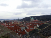 Вид на город с высоты стен Пражского Града. Справа виден Петершинский холм. 