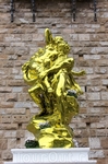Золотосияющее нечто недавно установленное на площади Синьёри, полностью, по-моему, испортившее весь её вид.