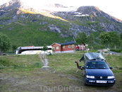 К вечеру почти доехали до Лофотен и остановились в кемпинге Gullesfjordbotn. Стоимость ночевки 100 NOK, но горячий душ бесплатно!