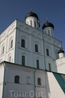 Величавый Троицкий собор в центре Кремля. Собор имеет чудотворные иконы.