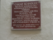 Регенсбург. Мемориальная доска, 
говорящая о том, что в этом доме жил Оскар Шиндлер, спасший во время 2-й мировой войны от уничтожения  1200 евреев.