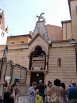 Церковь Санта Мария Антика("старая" церковь Девы Марии)-перед ее фасадом живописное кладбище владык Вероны.