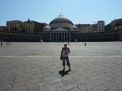 Площадь Плебисцита в Неаполе. Пока я меняла кадр, на площадь пришла манифестация с флагами и выкриками. Неаполитанцы очень социально активны..:))