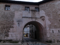 Ворота Arco de San Gil, построенные в XIV веке, через которые проходили многочисленные паломники, идущие по пути Сантьяго, и торговые обозы. Кроме ворот ...