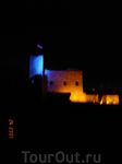 Замок ночью красиво подсвечивается, жаль, флага не видно на фоторафии