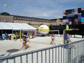 А эти финские девчонки играют в пляжный волейбол прямо в центре города.  День здоровья у них!