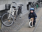 Детей с детства приучают к велосипеду.