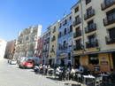 От La Plaza Mayor в нижнюю часть города ведет яркая, праздничная улица имени Alfonso VIII.
