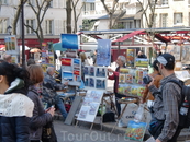 На площади Тертр толпятся туристы и работают художники.