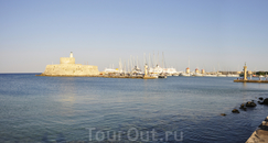Форт святого Николая, статуи с оленями (раньше здесь находилась статуя Колосса Родосского), на заднем плане порт Родоса