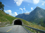 Туннелей в Норвегии очень много. Самый длинный автомобильный тоннеле в мире находится именно в этой стране.